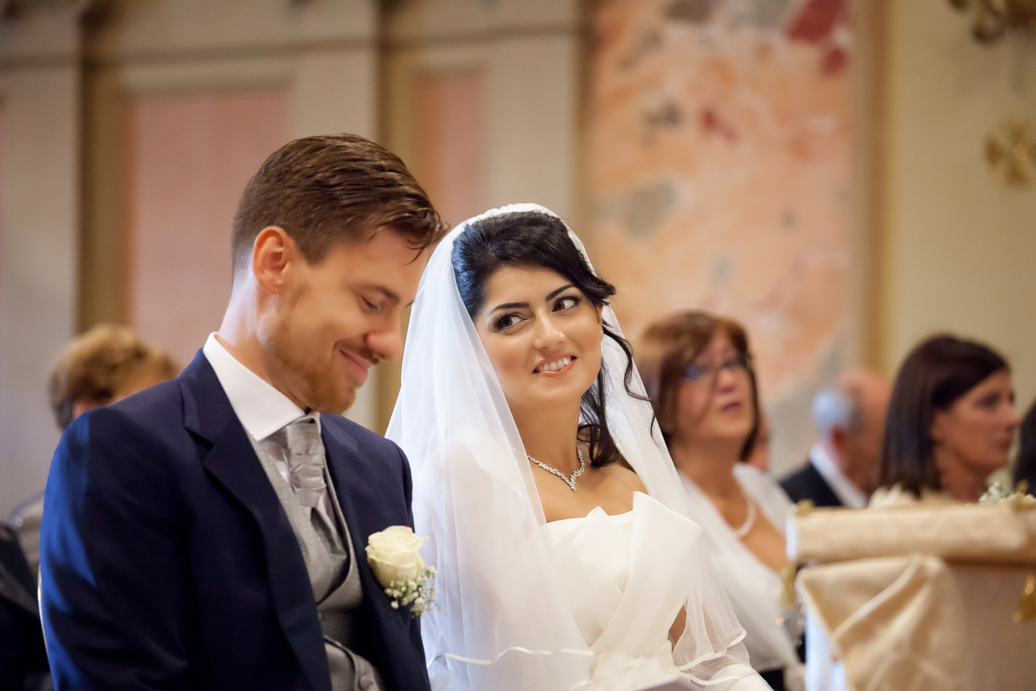 Gli Sposi in Chiesa Un momento preso al volo in cui la Sposa guarda compiaciuta il suo Sposo