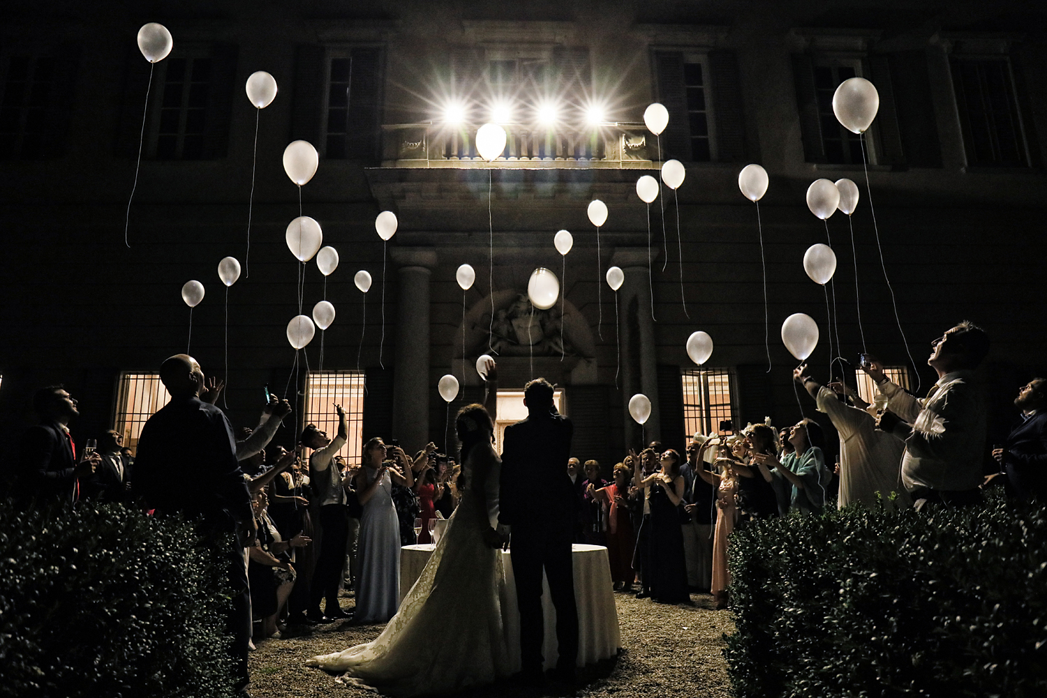 Villa Manzoli Corbetta Il lancio in notturna dei palloncini bianchi ripresi in controluce