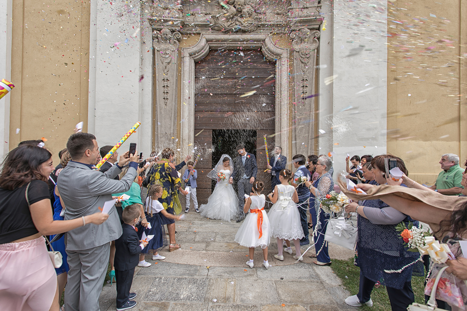 L'uscita dalla Chiesa Il momento del lancio del riso