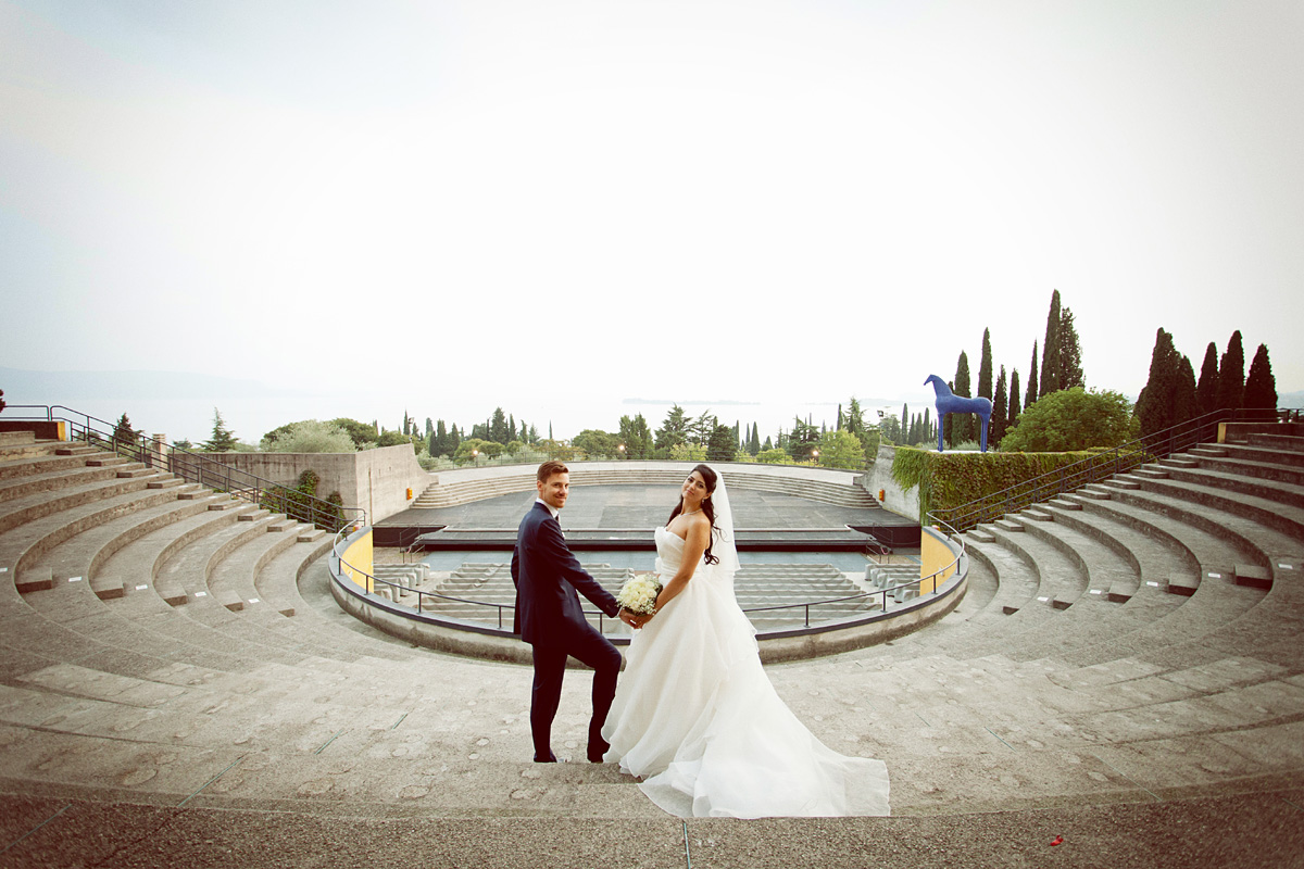 Una fotografia di una coppia di Sposi fotografati all'interno dello splendido parco del Vittoriale