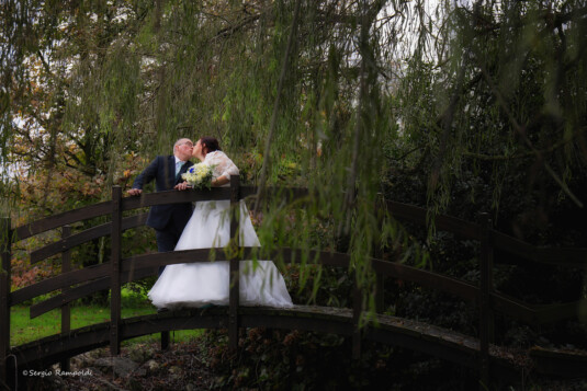 Matrimonio romantico in provincia di Milano: Laura & Cristiano si sono sposati il 27 ottobre 2018 nella Chiesa di Albairate, con ricevimento all’Agriturismo La Barcella. Foto di Sergio Rampoldi e Antonella Franchi.