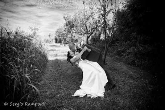 Benvenuti nella pagina dedicata a Mirko e Flavia che con grande emozione hanno celebrato il loro matrimonio nella bellissima sala comunale a Legnano in una cerimonia intima e toccante. I festeggiamenti sono poi proseguiti con un gioioso ricevimento presso l'Agriturismo Cascina Riazzolo."