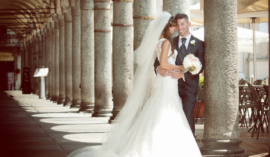L'incanto di unione immortalato: lo splendore del matrimonio di Sara e Matteo nella maestosa cornice di Piazza Ducale a Vigevano, dove l'amore si intreccia con la bellezza storica