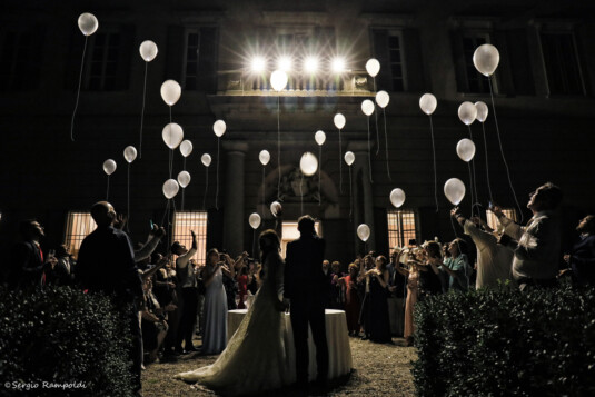 Bellissimo Matrimonio religioso celebrato nella Chiesa di Santo Stefano Ticino (MI) con il rito antico, o conosciuto anche come Messa Tridentina; con dei simboli e dei gesti ai quali, molti di noi, non siamo abituati. Per citarne alcuni: La Messa viene celebrata con il Prete che dà le spalle agli Sposi e a tutti i partecipanti per quasi tutto il rito. La Messa è tutta in latino tranne l' omelia che è in italiano. Le donne che partecipano alla Santa Messa indossano tutte il velo come una volta. Lo scambio degli anelli avviene subito a inizio Cerimonia ed è solo lo Sposo che mette l' anello alla Sposa perché lui ce l' ha già su! Per poter seguire questo bellissimo e antico rito. Il celebrante è un parente dello Sposo, ecco perché troverete molte fotografie che lo ritraggono durante la funzione. Come location, finita la Messa, è stata scelta la bellissima Villa Manzoli a Corbetta (MI)