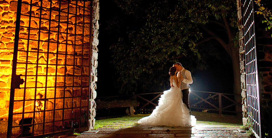 Ricevimento e matrimonio religioso celebrato al Castello di Rossino a Calolziocorte (Lecco) con il mitico Don Bruno. Fare la preparzione, la Cerimonia e il ricevimento tutti nello stesso luogo è una grande comodità per gli Sposi e gli invitati. Foto di Sergio Rampoldi e Antonella Franchi