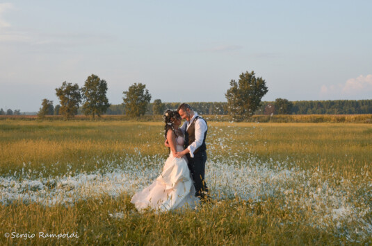 Hanno celebrato il loro matrimonio civile alla Barcella, una splendida location situata a Robecco sul Naviglio. La cerimonia e il ricevimento si sono svolti nello stesso luogo, immersi nel verde e nella tranquillità della campagna lombarda. Un’atmosfera elegante e rilassata ha accompagnato ogni momento della giornata, rendendo questo evento davvero indimenticabile.