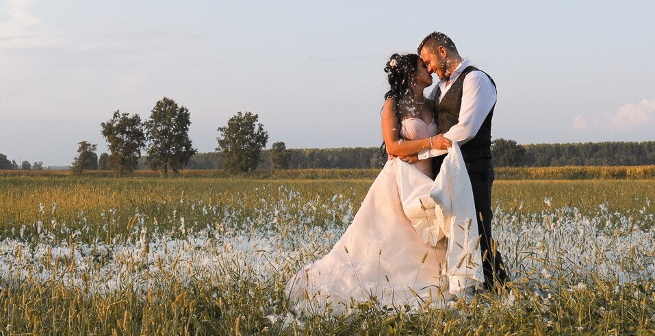 Hanno celebrato il loro matrimonio civile alla Barcella, una splendida location situata a Robecco sul Naviglio. La cerimonia e il ricevimento si sono svolti nello stesso luogo, immersi nel verde e nella tranquillità della campagna lombarda. Un’atmosfera elegante e rilassata ha accompagnato ogni momento della giornata, rendendo questo evento davvero indimenticabile.