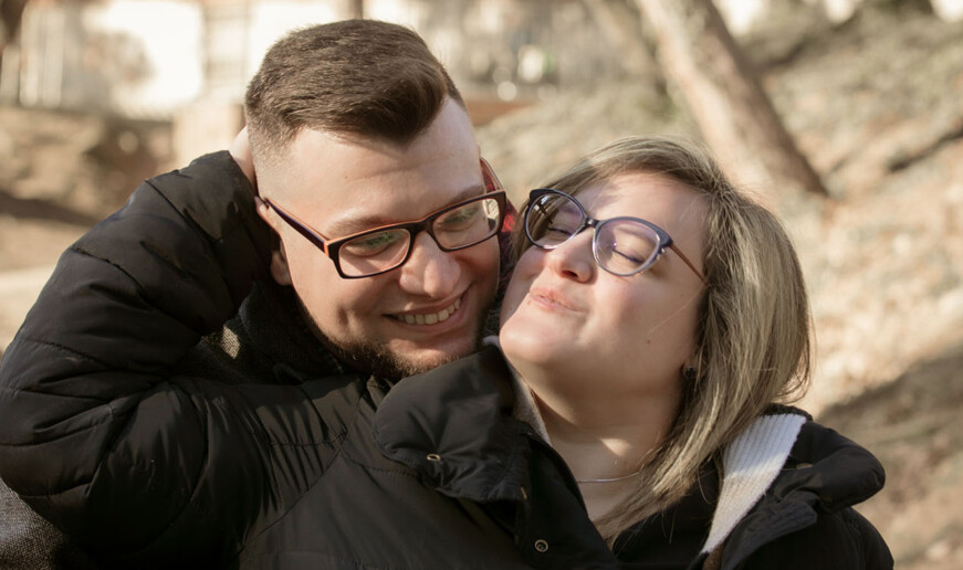 Uno sguardo nel futuro: nel servizio pre-matrimoniale, l'amore tra i due fidanzati brilla radioso, preludio di un'avventura condivisa che sta per iniziare